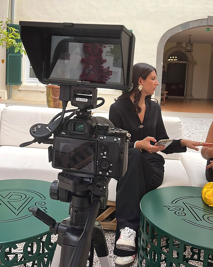 Caméra et écran de retour pendant un tournage avec une cliente