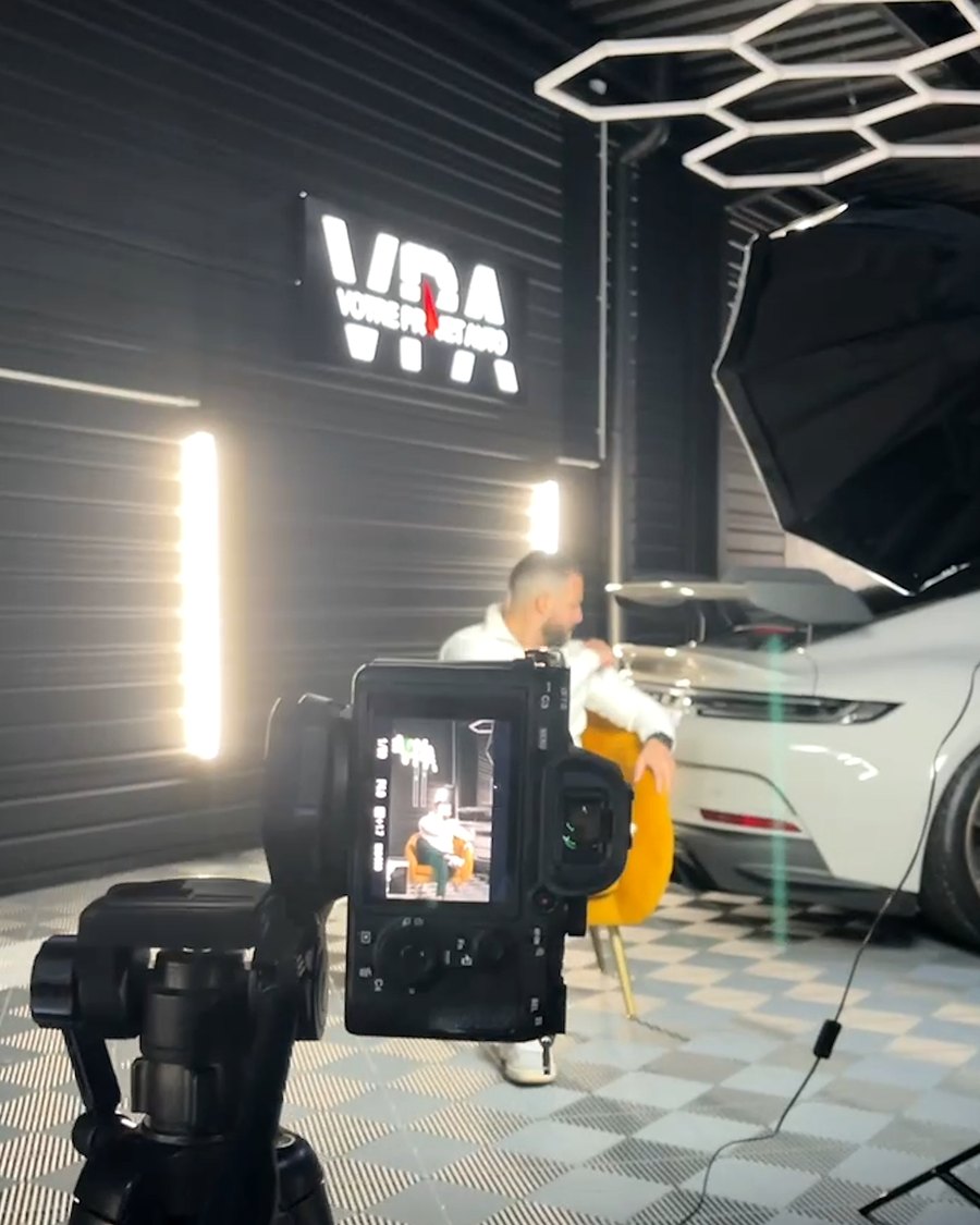 Tournage du patron de VPA dans son showroom, caméra au premier plan